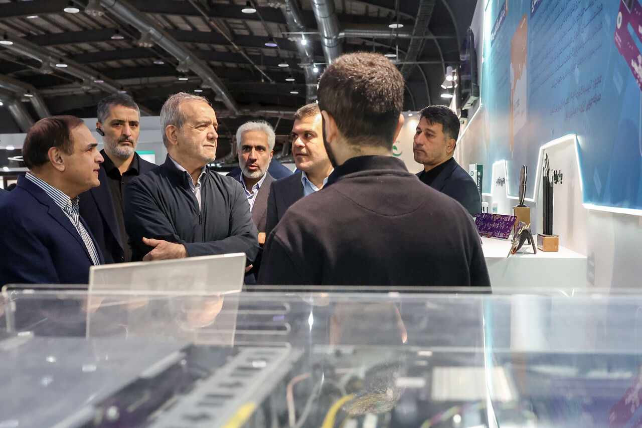 پزشکیان: باید نسبت به ارتقای کیفیت و صادرات محصولات فناورانه اقدام کنیم/ محصولات باید برای ما سودآور باشند/ در حوزه توسعه عدالت پزشکی محصولات باید در خدمت به شهروندان به کار گرفته شوند/ وزارتخانه‌ها از تولیدکنندگان محصولات دانش‌بنیان حمایت کنند